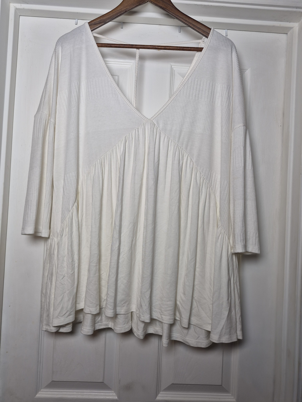 The Hanger Women’s Cream V-Neck Flowing Tunic Top 2xl